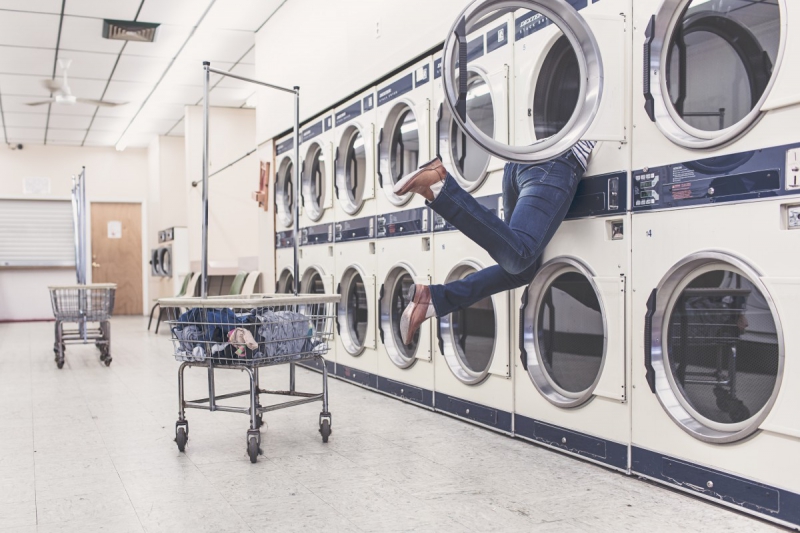 magasin-RIGAUD-min_laundry_washing_machines_housewife_household_laundry_shop_woman_funny_accident-946996